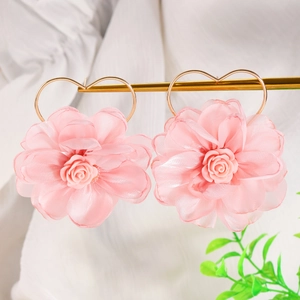 Eleganti orecchini a fiore in tessuto rosa con ganci a cuore dorati su supporto