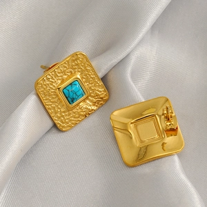 Boucles d'oreilles carrées en or et turquoise avec texture martelée au style rétro chic