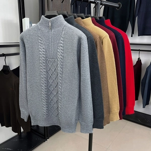 Herren-Strickpullover mit Reißverschluss in verschiedenen Farben an einem Kleiderständer