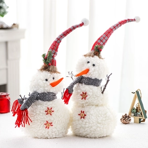 Charmants bonhommes de neige en peluche avec chapeaux à carreaux rouges pour décor de Noël