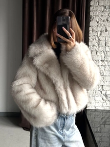 Short faux fox fur coat in cream white, loose fit with fluffy texture for autumn winter