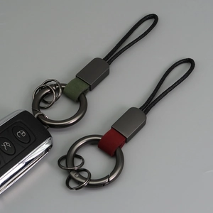 Porte-clés voiture en cuir premium vert olive et bordeaux avec anneaux métalliques