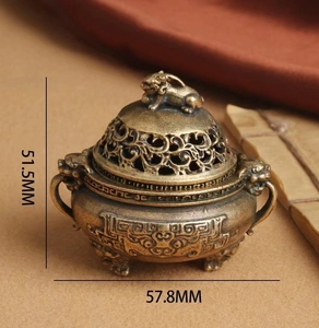 Detail eines antiken Messing-Räuchergefäßes mit Fabeltier-Schnitzerei und Hohldeckel