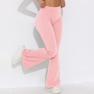 Nahaufnahme der rosa ausgestellten Yogahose mit hoher Taille und elastischem Gewebe