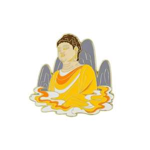 Insigne en émail doré avec statue de Bouddha entre montagnes et nuages sur blanc