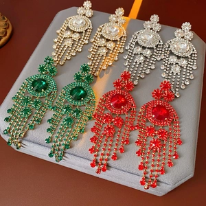 Set di quattro paia di orecchini vintage con nappe e strass in finiture oro e argento