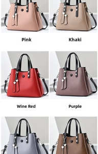 Détail de sacs à main en similicuir pour femmes avec breloques cœur et texture grainée