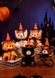 Set di cinque orsetti di Halloween con cappelli da mago e mantelli in scena horror