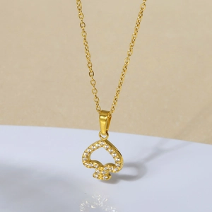 Collier avec pendentif cœur en forme de pique doré serti de zircons blancs