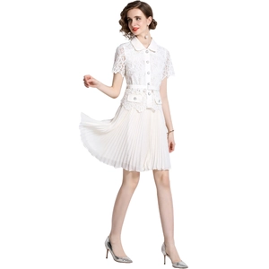 Elegantes weißes französisches Spitzenkleid mit kurzem Arm, Plisseerock und Ziergürtel