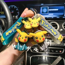 Dettaglio del portachiavi Pikachu con felpa con cinturino in silicone e clip in metallo