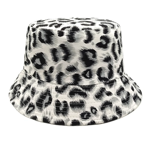 Dettaglio cappello alla pescatora leopardato con cuciture rinforzate e nero e bianco