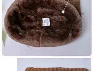 Détail d'un bonnet en tricot marron avec doublure en polaire épaisse et étiquette