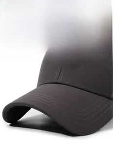 Détail de la casquette grise montrant les coutures de la visière et la broderie FBKS