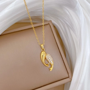 Vue détaillée du pendentif poisson en or avec incrustation de zircon sur soie blanche