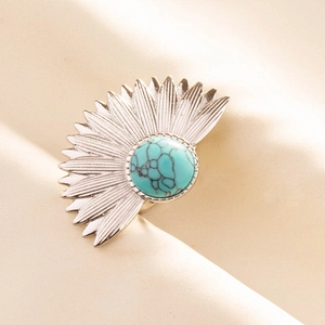 Detail eines 304 Edelstahlrings in Fächerform mit eingelegtem Türkisstein-Schmuck