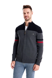 Gros plan du cardigan pour hommes avec empiècements gris et noir et rayures rouges