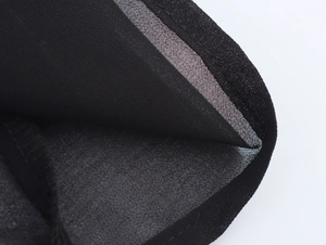 Détail du tissu en maille noire avec coutures contrastées sur une robe de style français