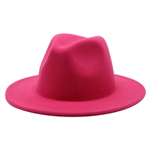 Klassischer rosaroter Wollfilzhut Fedora mit breiter Krempe und Vintage Jazz Design