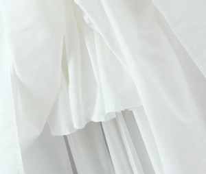 Détail de la doublure de robe blanche avec couture d'ourlet de qualité et tissu doux