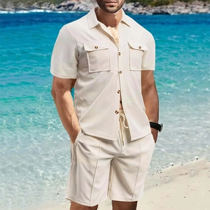 Detalle de textura gofre crema de conjunto de verano para hombre con camisa y pantalones