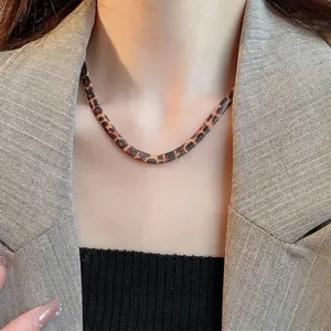 Vintage Halskette mit Leopardenmuster und flacher Schlangenkette für Damen in Braun