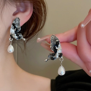 Boucles d'oreilles papillon vintage avec cristaux et perles pour un look élégant