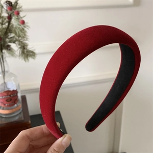 Serre-tête élégant en velours rouge avec design rembourré pour un style français rétro