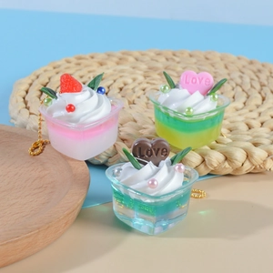 Porte-clés de coupes de glace au yaourt artificiel en rose et vert avec pendentifs