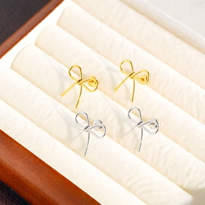 Paire de boucles d'oreilles nœud minimalistes en acier doré et argenté