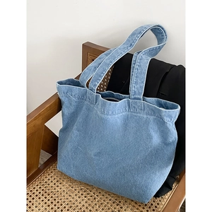 Sac fourre-tout en denim avec broderie 'Less Mondays More Sundays' sur chaise vintage