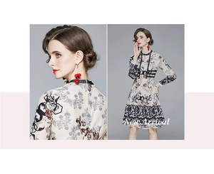 Détails d'une robe en mousseline à fleurs avec col montant et imprimé abstrait chic