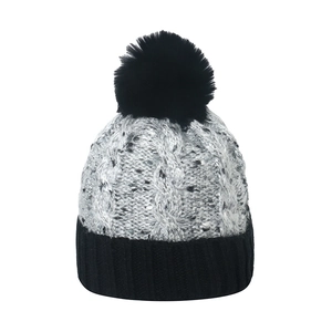 Bonnet en maille torsadée en mohair avec revers noir et grand pompon décoratif