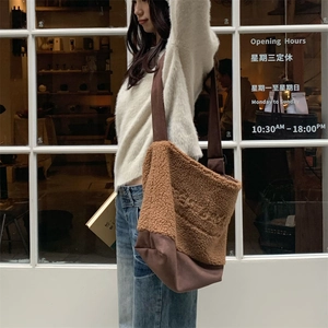 Sac fourre-tout marron en peluche avec patchwork en cuir et broderie sur modèle