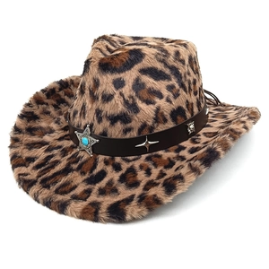 Détail du chapeau de cowboy léopard avec bandeau en cuir et boucle étoile en métal