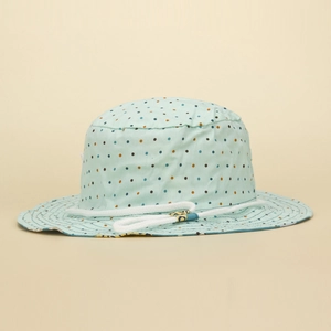 Dettaglio cappello sole verde menta per bambini con motivo a pois e cinturino regolabile