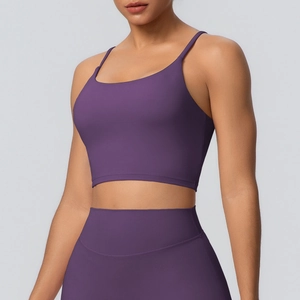 Détail de la brassière de sport violet foncé avec fines bretelles pour le yoga