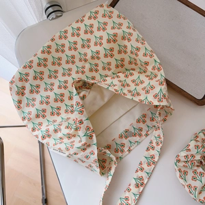Detail of vintage floral cotton shoulder bag with magnetic snap and inner pocket