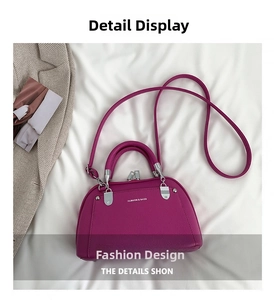 Détail du sac bandoulière en similicuir magenta avec texture litchi et finitions argentées