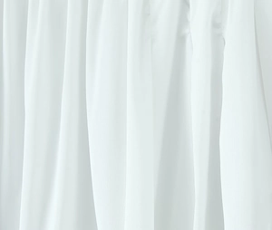 Detailopname van de witte voering die de zachte textuur en soepele val van de rok toont