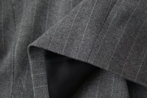 Détail du tissu à rayures grises avec doublure intérieure noire lisse de haute qualité