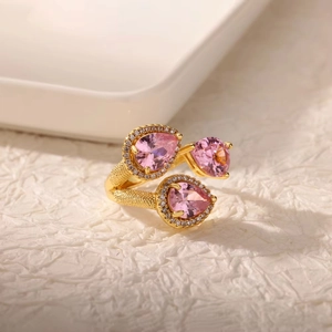 Retro Goldring offen mit drei rosa Tropfensteinen und Zirkonia-Verzierung