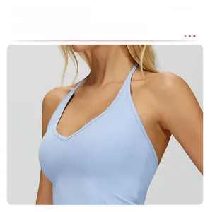 Détail de la brassière de sport bleu clair avec col en V et coussinets amovibles