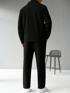 Vue de dos d'un costume noir décontracté pour homme avec pantalon ample et coupe nette