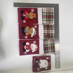 Details von Weihnachts-Weinflaschentüten mit 3D-Nikolaus-, Rentier- und Schneemann-Motiven