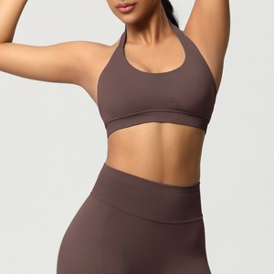 Détail de l'ensemble de yoga avec brassière licou et legging taille haute marron foncé