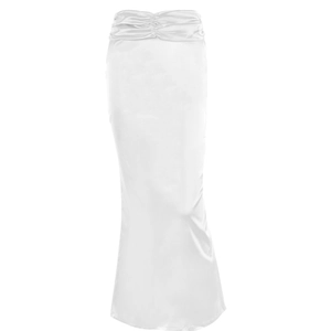 Détail de la jupe longue en satin blanc montrant la texture en soie et les plis à la taille