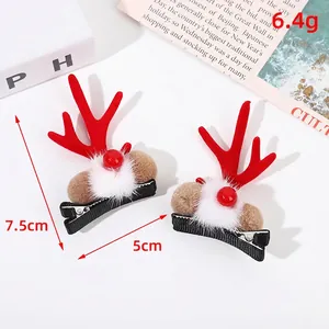 Barrettes à cheveux mignonnes en bois de renne de Noël avec pompons sur fond blanc