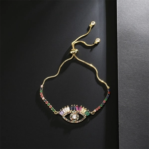 Détail macro du bracelet doré ajustable avec pierres en zircone colorées œil grec