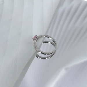 Détail macro d'une bague en argent S925 avec zircon rose et poinçon clair